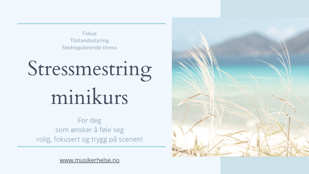 Grafikk for et minikurs om stresmestring, med tekst som fremhever fokus, tilstandshåndtering og nedregulering av stress. Bakgrunn med sand og hav for en rolig atmosfære.